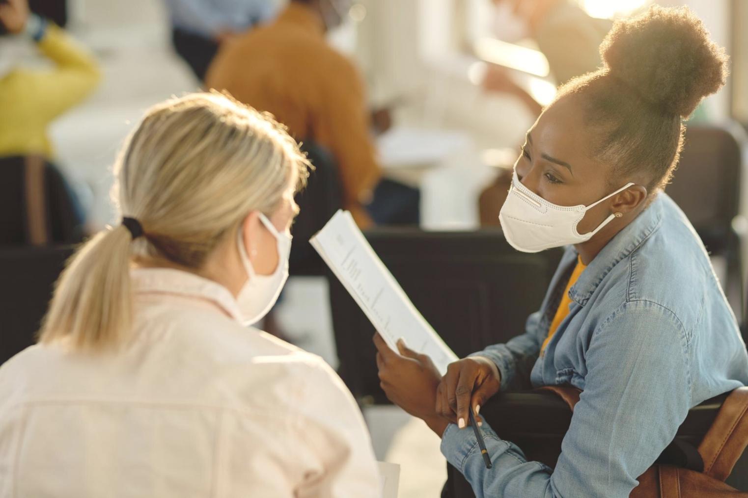 Familie am Küchentisch beim Durchgehen der Rechnungen