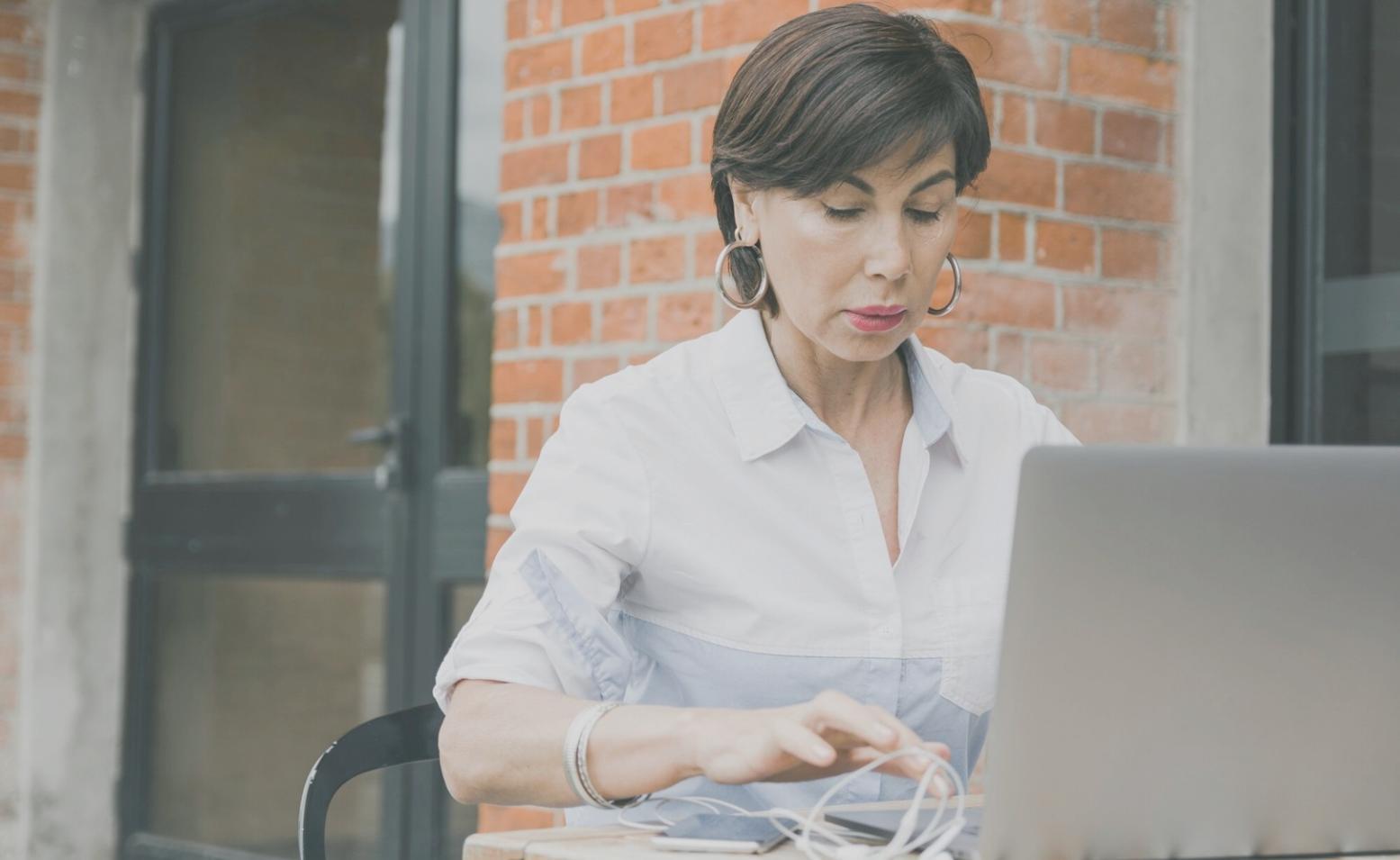 Budgetplanung am Computer mit Taschenrechner