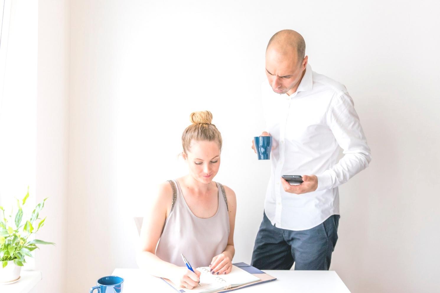 Familie beim gemeinsamen Planen der Haushaltsfinanzen am Küchentisch