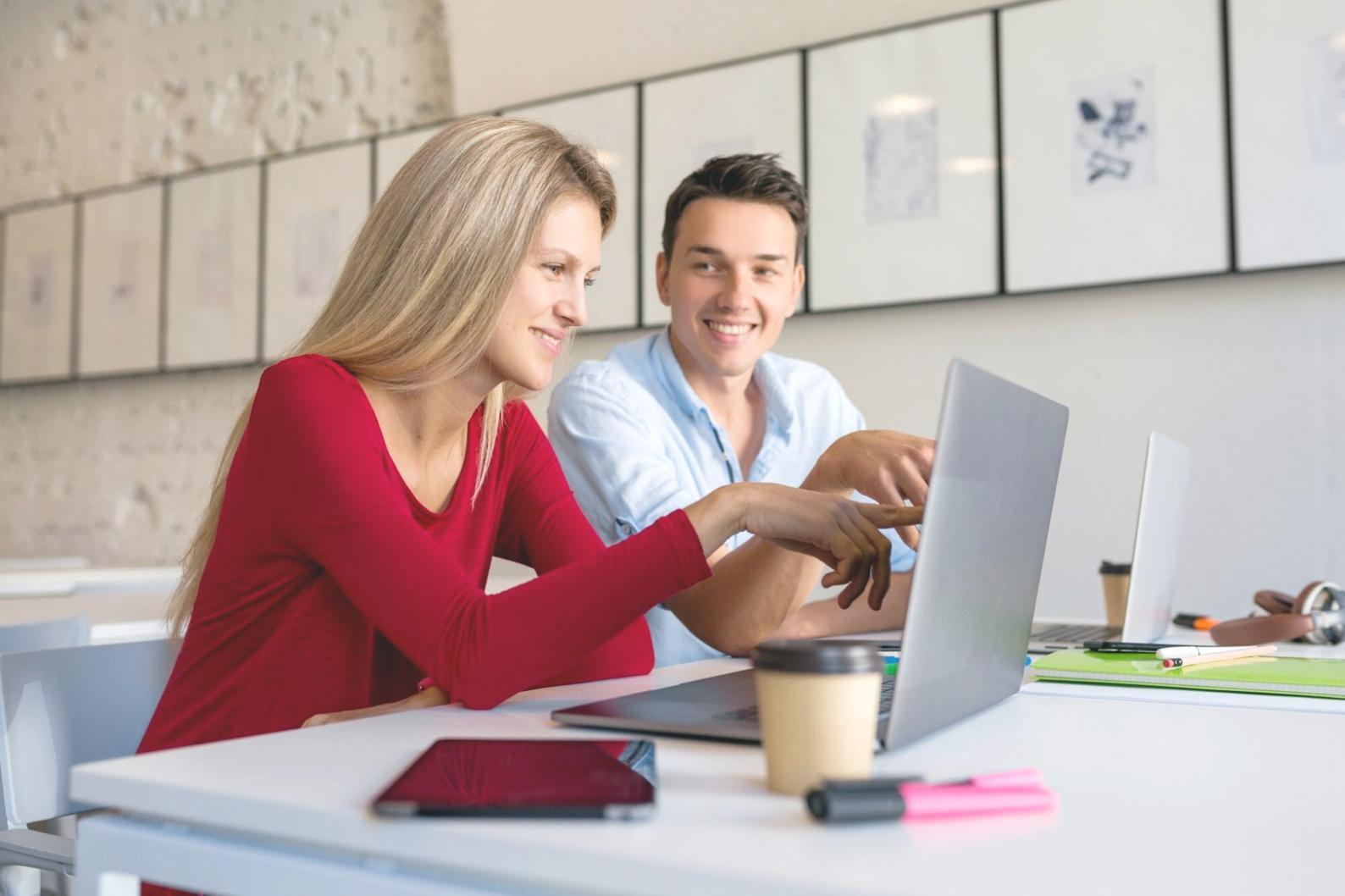 Familie beim gemeinsamen Planen des Haushaltsbudgets am Küchentisch